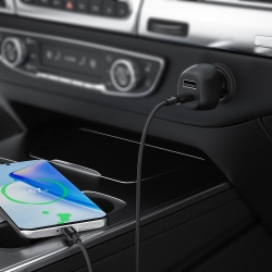 Lader van UNIQ voor het opladen van de smartphone in de auto
