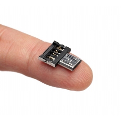 Compacte OTG adapter plugje om een USB apparaat zoals een muis of toetsenbord aan te sluiten op een Micro USB aansluiting