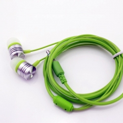 Groene stereo oordopjes met 3,5mm aansluiting om muziek of een film te luisteren op de smartphone en tablet