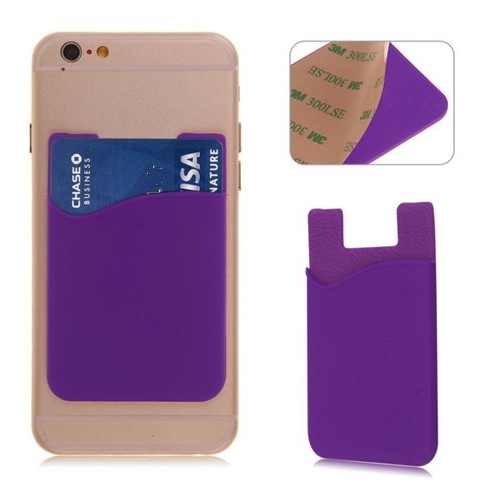 Paarse houder voor een pasje voor op de achterkant van de smartphone of telefoon Paarse houder voor een pasje voor op de achterkant van de smartphone of telefoon