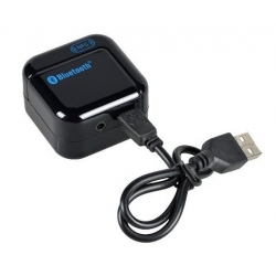Bluetooth kastje met een Micro USB kabel wordt opgeladen